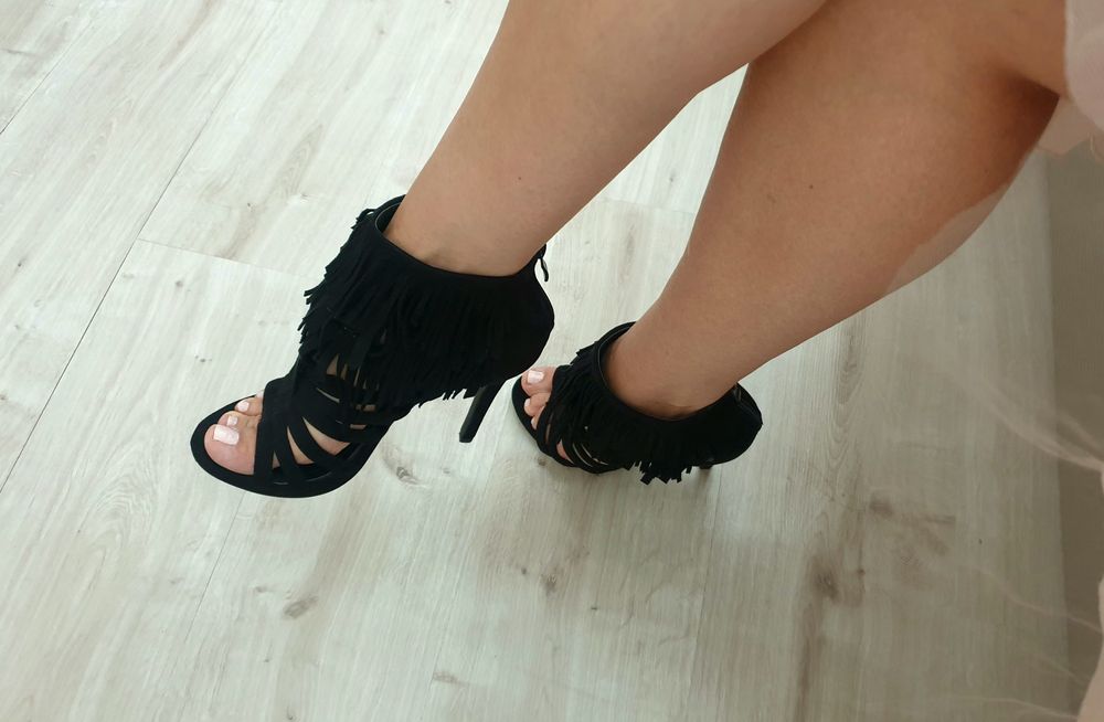 Czarne buty na wysokim obcasie 38, odkryte palce, frendzle