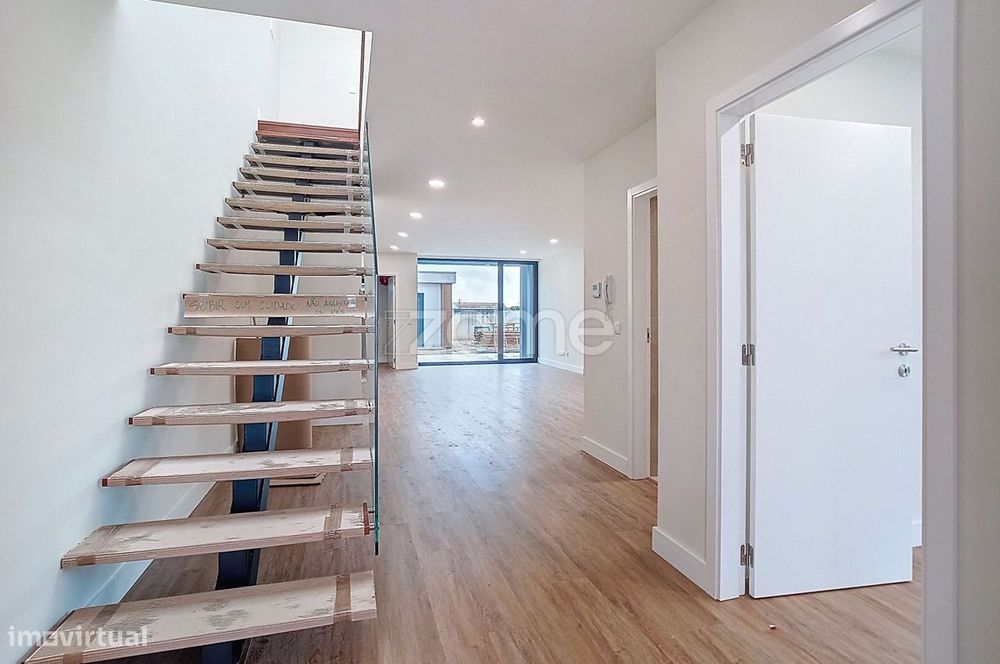 Moradia T4 de arquitetura moderna em Aradas