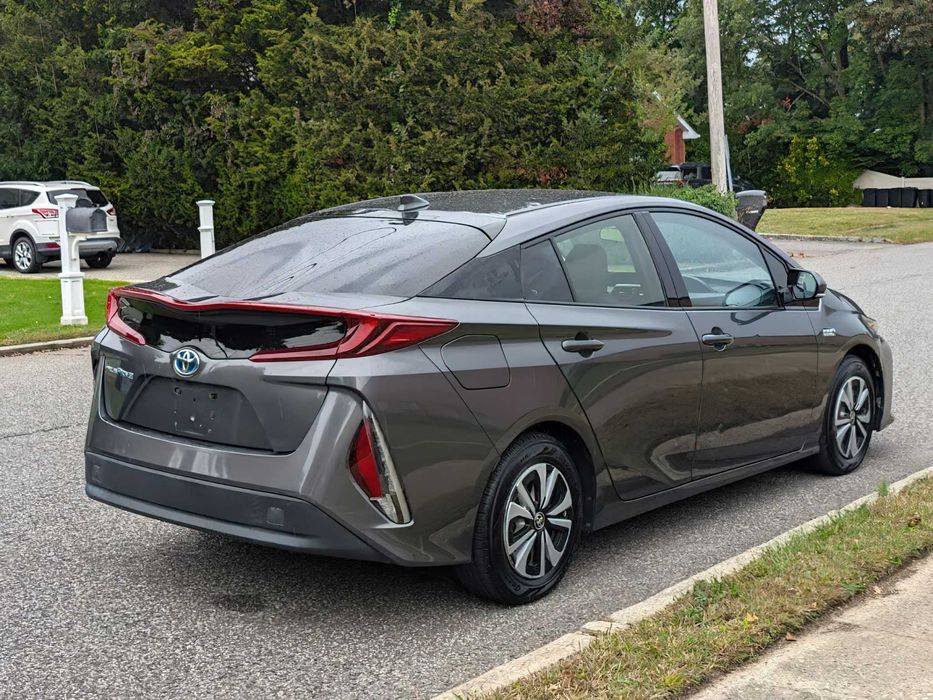 Toyota Prius Prime Plus      2017