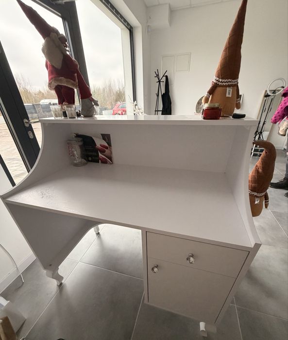 Recepcja biala fryzjer / kosmetyczka