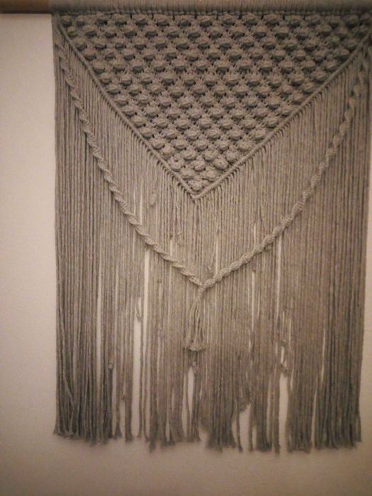 Painel em macramé com as dimensões de 53 -73 cor cinza