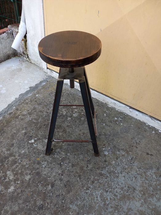 Banco Alto em Ferro com Apoio para os Pés