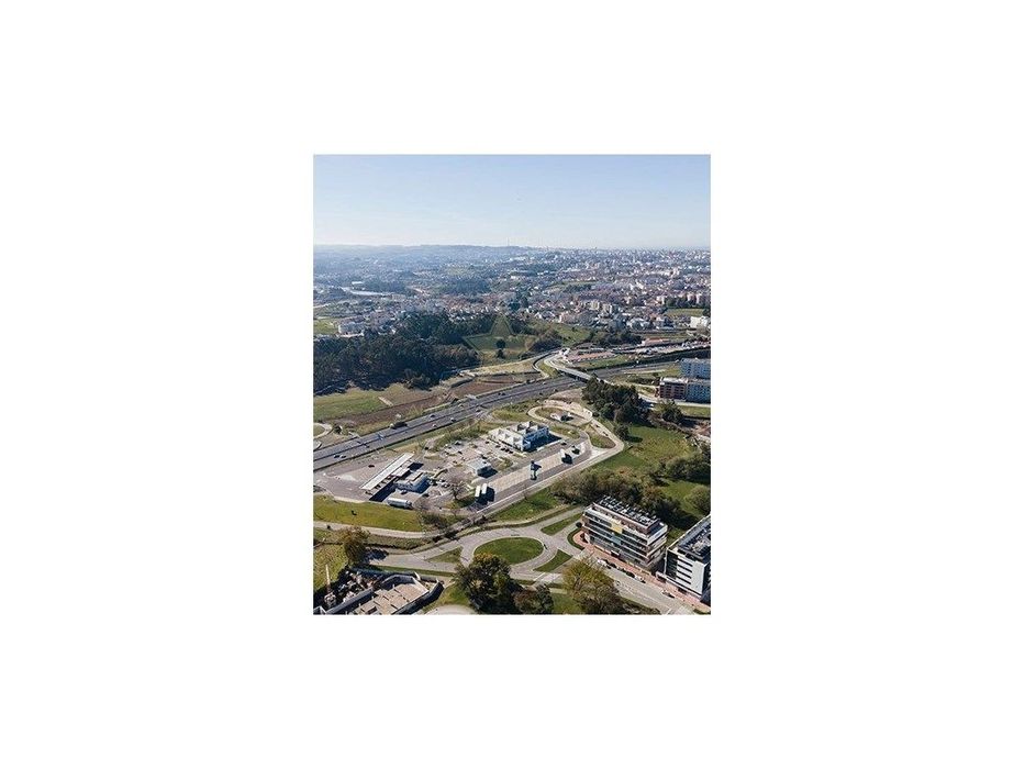 Loja localizada em Águas Santas junto ao Parque da Picuá.