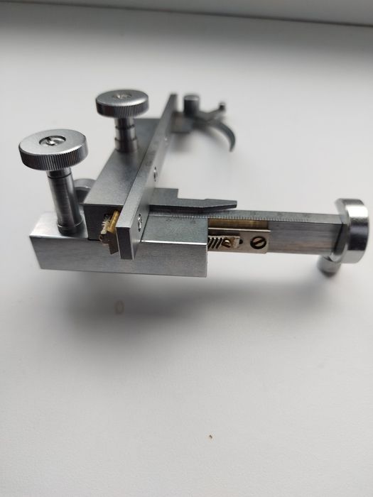 Припаратоводій до мікроскопа.