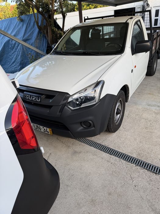 Carrinha IZUZU muito estimada