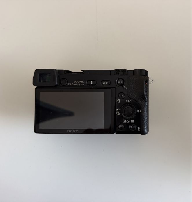 Sony A6000 + lente objetiva 18-135mm OSS