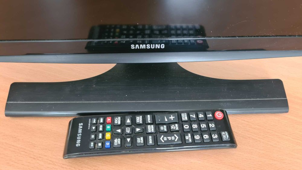 Televisor Samsung de 32" ( com pequena mancha no ecran)