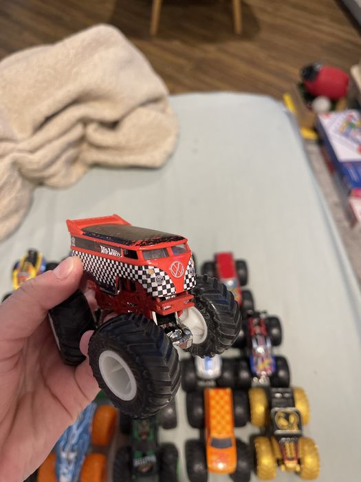 Машинки hot wheels  монстер трак(15 штук)