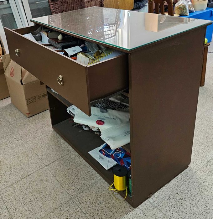Balcão com gaveta e tampo em vidro