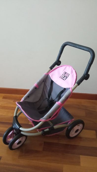 Carrinho de bebé de bonecas.63825765300993120