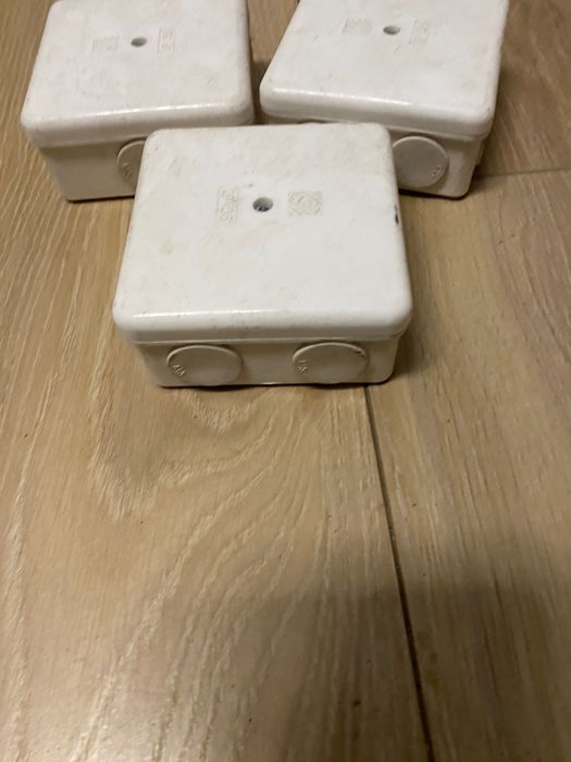 Puszki prądowe natynkowe