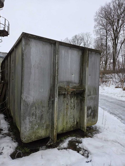 Kontener hakowy zamknięty z drzwiami , zbiornik na trociny , złom  ,