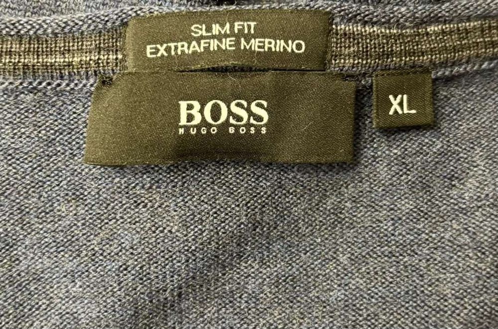 Hugo Boss sweter w serek męski XL 100%wełna
100%wełna 
Rozmiar XL
kolo