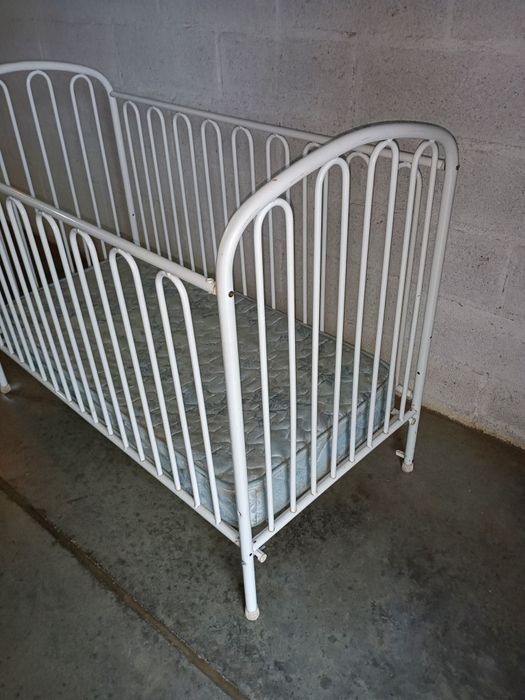 Berço metálico para criança, estrado e colchão, medidas:126/63/100alt