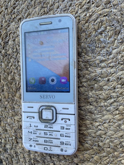 Телефон На 4 sim карти Servo бувший у використанні робочий