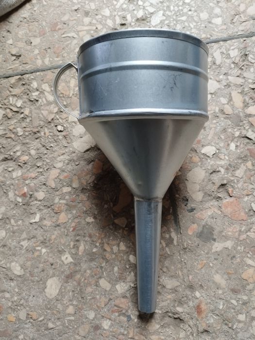 Лейка для заливки топлива