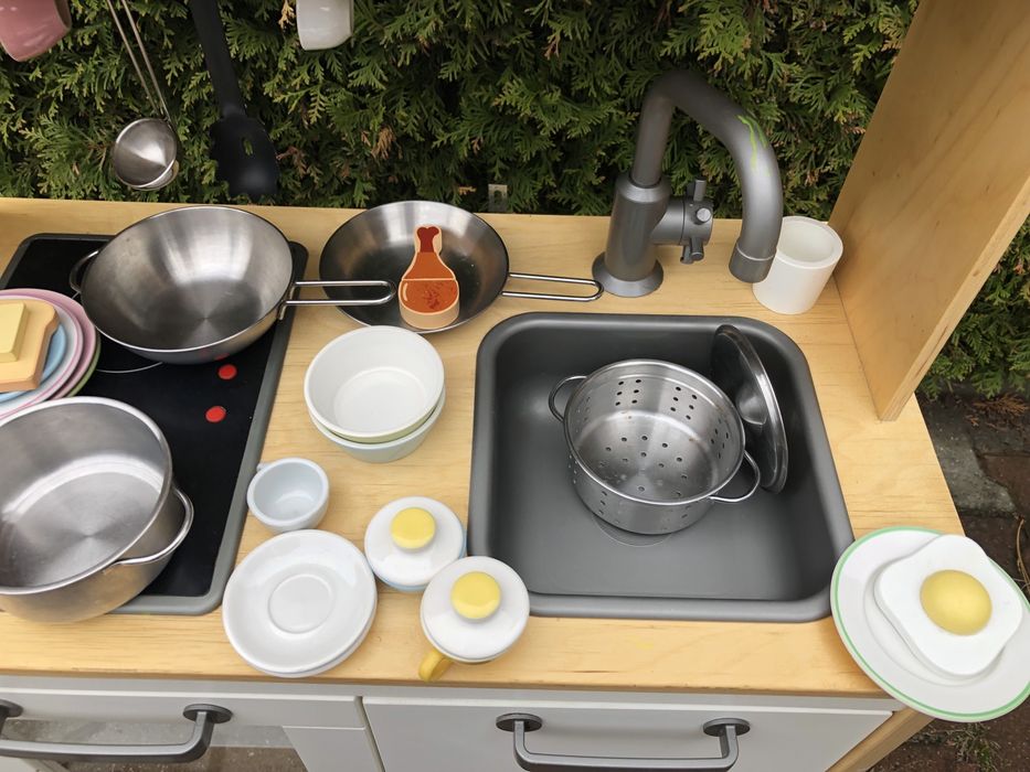 Kuchnia dla dzieci Ikea kuchenka z akcesoriami garnki kubki do zabawy