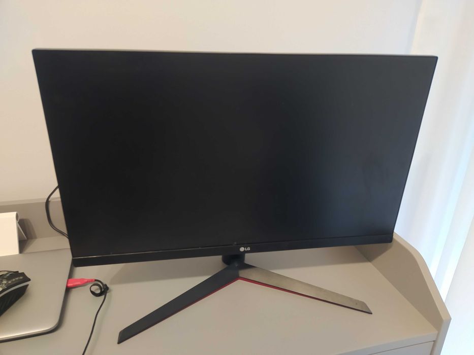 Okazja monitor 24 -calowy z okablowaniem marki LG, model 24MP60G.