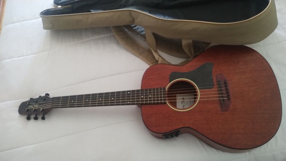 Guitarra nova  com capa de proteção.