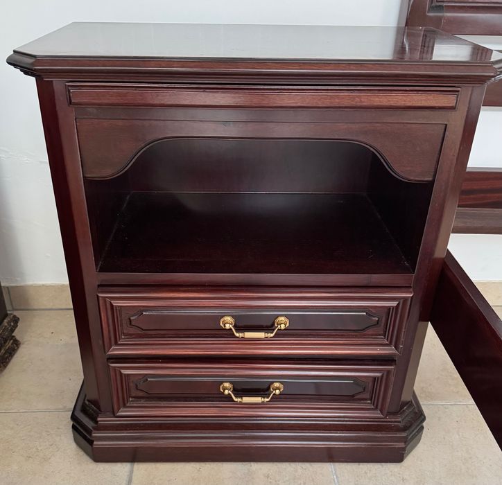 Cama + estrado + Mesa cabeceira