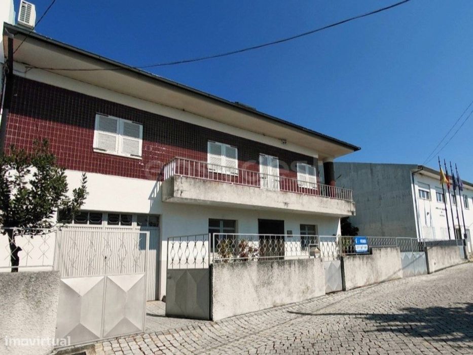 Moradia duplex espaçosa com 5 quartos e varanda - Lagoaça