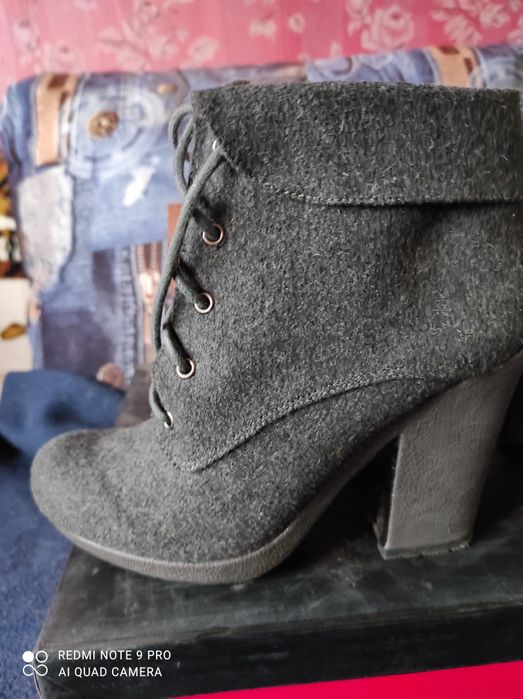 Продаются женские стильные ботинки.