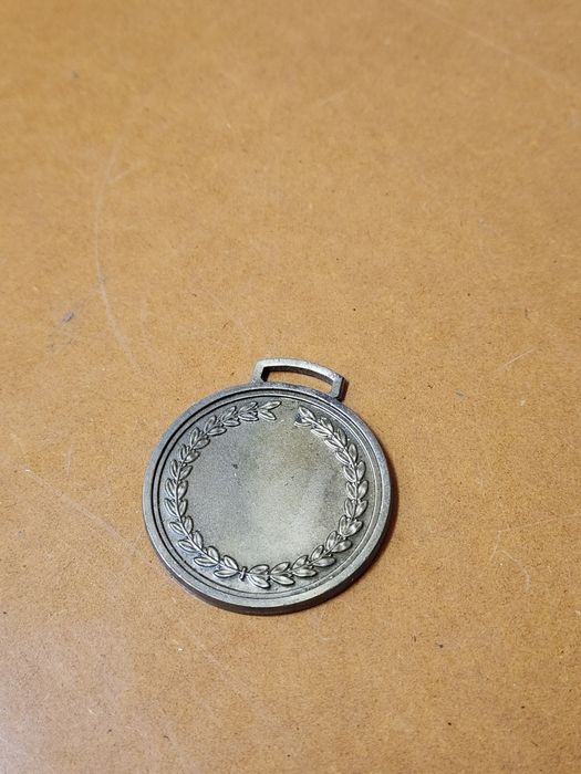 Vendo medalhas comemorativas de vários tipos