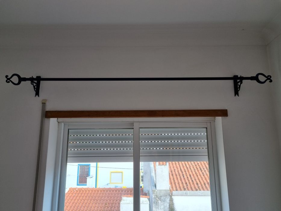 Varão para cortinado em ferro c/ 1.55 m comprimento + acessórios