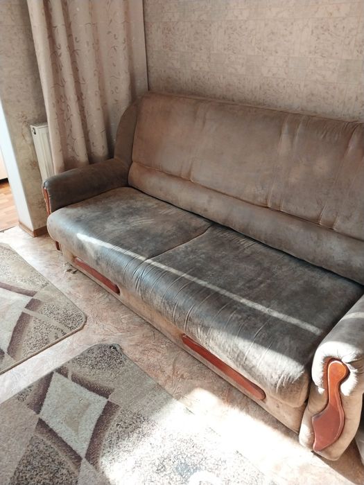 Диван розкладний з декоративними елементами.