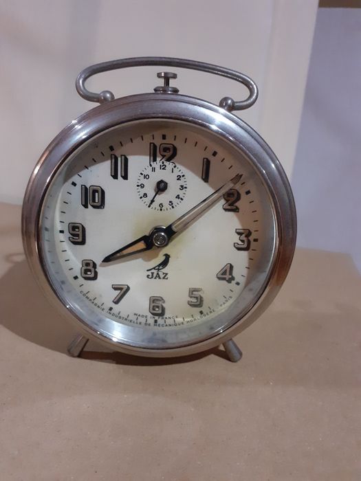 Relógio antigo de corda com base em mármore.