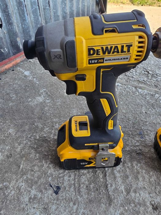 Zestaw DeWALT XR: Wkrętarka DCD796 + Zakrętarka DCF887 + 2x 4Ah + Ładowarka