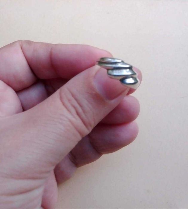 Anel anos 80, de prata contrastada-formato onda.