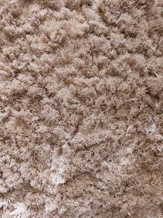 Carpete lindíssima com qualidade superior. Em bege. 2.90×2.00m.