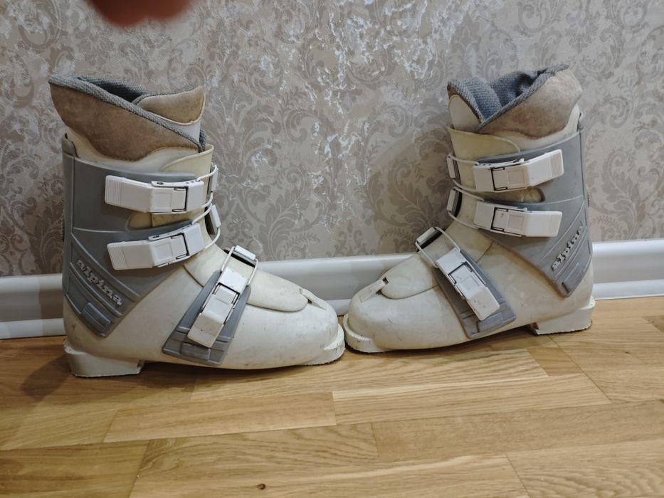 Лижні черевики чоботи