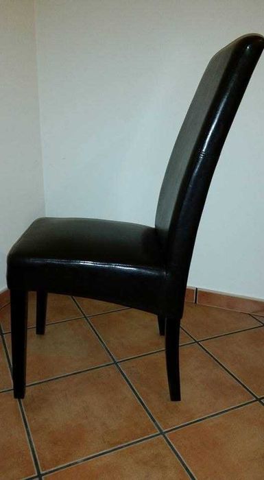 Mesa estilo colonial e cadeiras