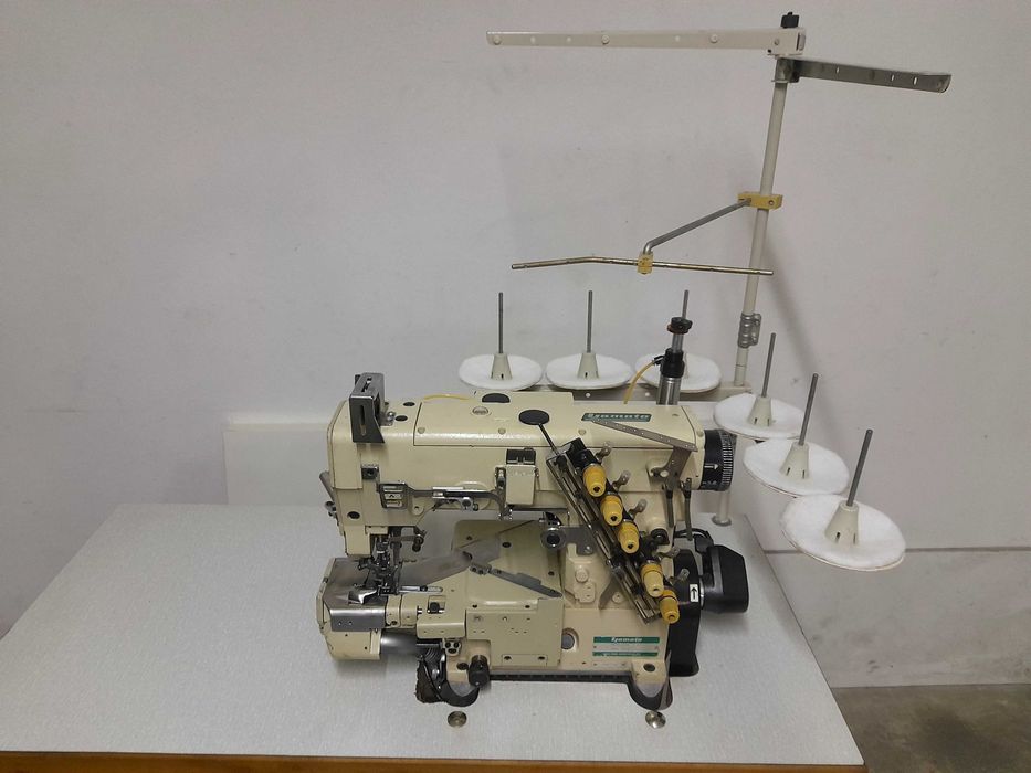 Máquina de bainhas yamato com arrasto superior.