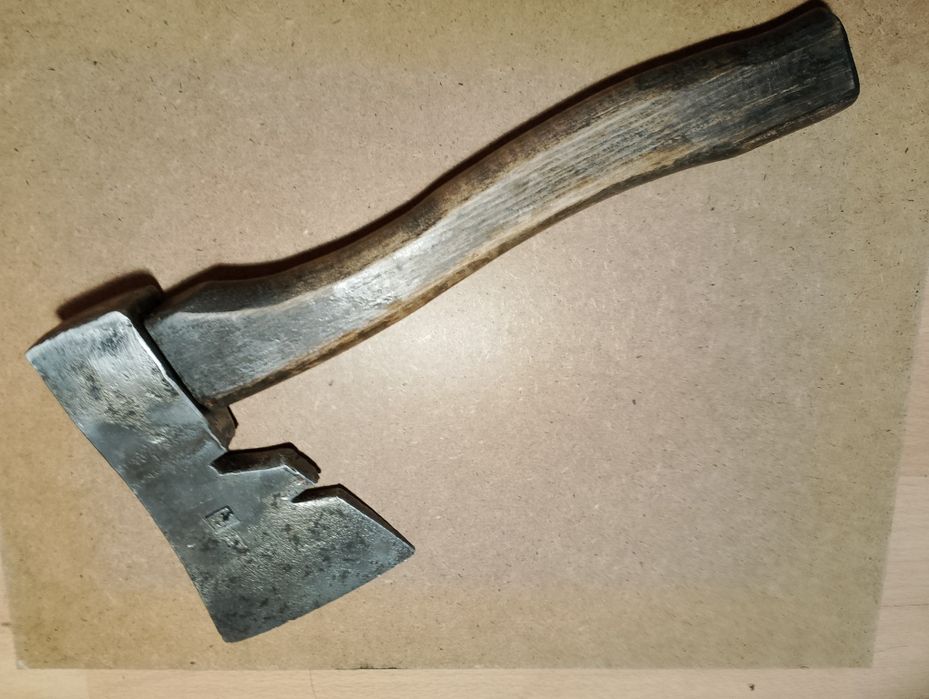 Topór wojskowy. Kuty. Kuźnia Osowiec. Z czasów PRL.