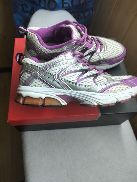 Кросівки Karrimor Pace Dual Density у сріблясто-білому кольорі з