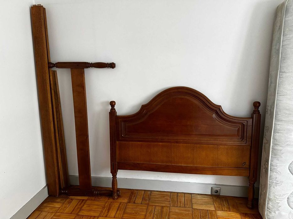 Baixa de preço, para desocupar.Cama de casal em mogno cor mel