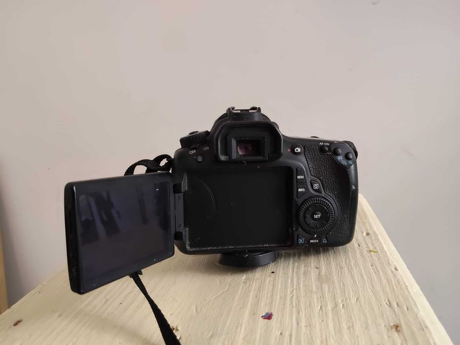 Canon EOS 60D com objetiva EFS 17-85mm + bolsa + tripé