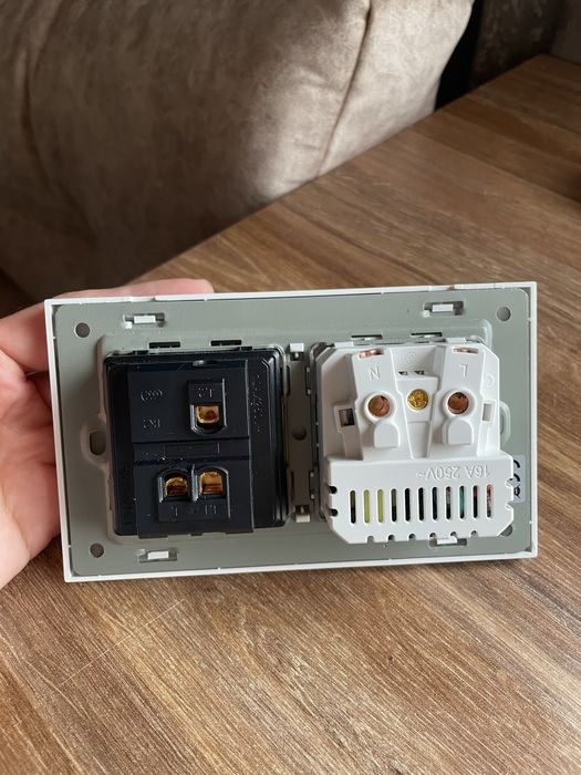 Дизайнерські: розетка, вимикач з usb квадратні
