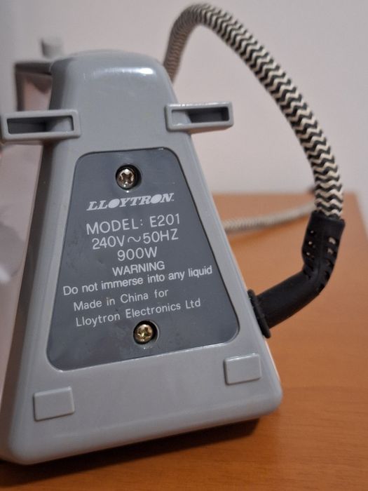 Ferro de engomar pequeno