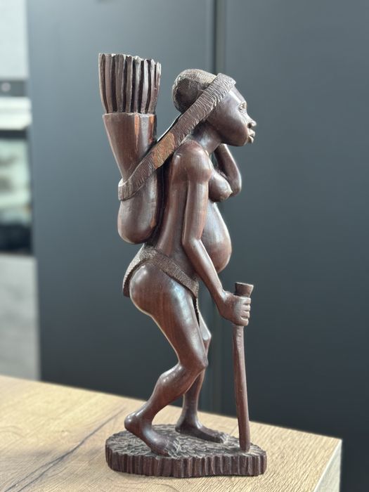 Escultura tradicional angolana em madeira