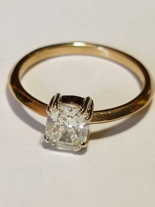 Złoty pierścionek 585 z brylantem 0,99ct (certyfikat)