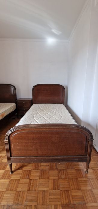 Conjunto de 2 camas, 2 colchões, 1 mesa de cabeceira