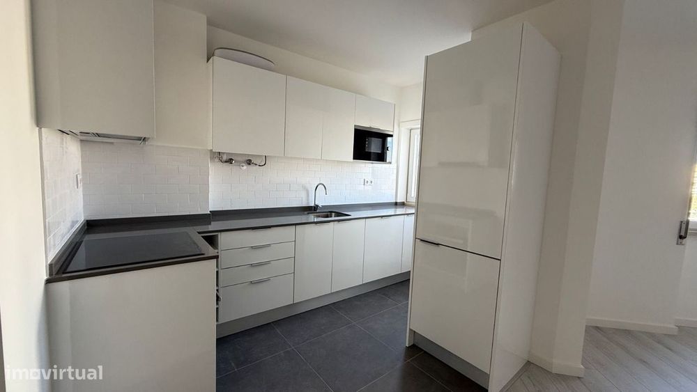 Apartamento T0 com parqueamento e vistas de mar