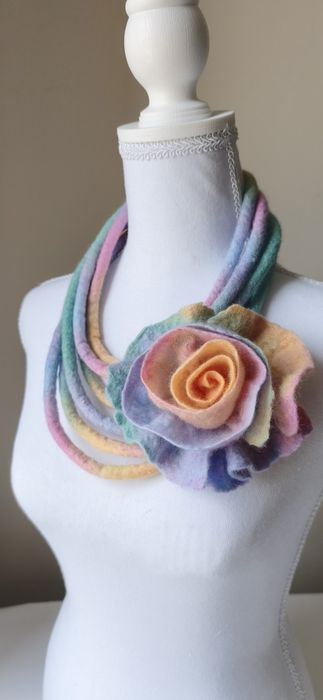 Unikalny naszyjnik filcowany LARIAT + duża broszka KWIAT 14cm. Handmade, pastelowy.