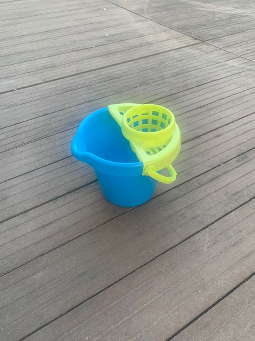 Baloiço, carrinho de mão, tábua de passar ferro, balde e toucador