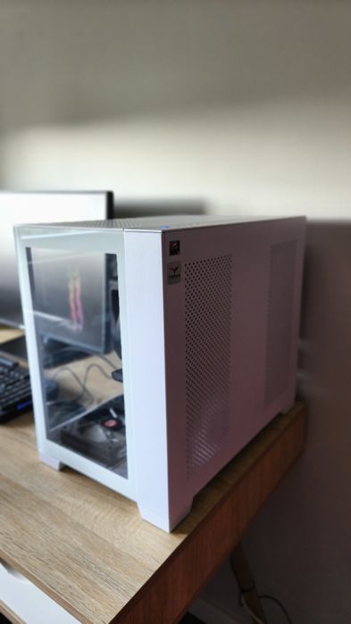 Computador caixa lian li, Ryzen 9 7900, placa gráfica 1650 e 32 GB Ram