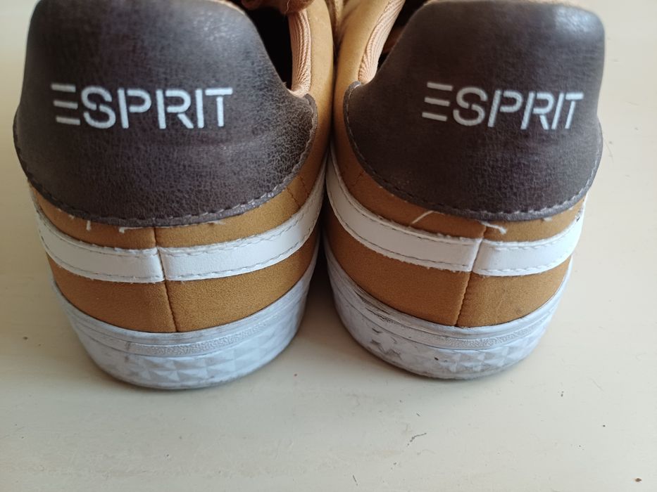 Esprit, Dockers, Guess, Bugatti  inne